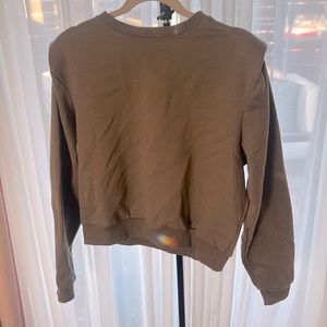 Chic army green crew neck with cinched shoulder pads ✨